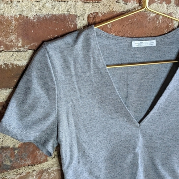 Zara Small Gray V-Neck Top - Picture 2 of 6